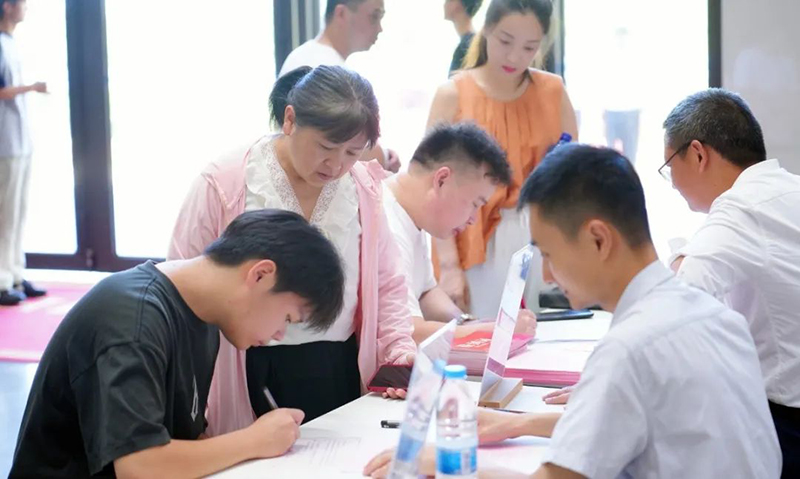 從“新”出發(fā)，“新”向未來(lái)——新華高級(jí)中學(xué)2024級(jí)高一新生報(bào)到紀(jì)實(shí)